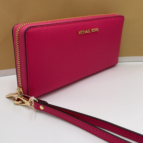 MICHAEL KORS
Leather Continental Wristlet Phone Case Wallet
Electric Pink
NWT - Picture 16 of 16
